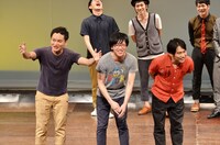 営業ネタを披露する鬼ヶ島（手前）。