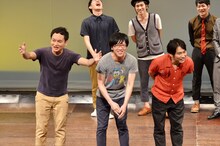 営業ネタを披露する鬼ヶ島（手前）。