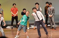 ラブレターズ塚本（中央）を一般人の子供に見立て、営業ネタを再現するマシンガンズ。