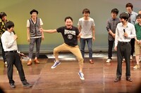 エンディングをギャグで盛り上げようとする鬼ヶ島・アイアム野田（中央）。