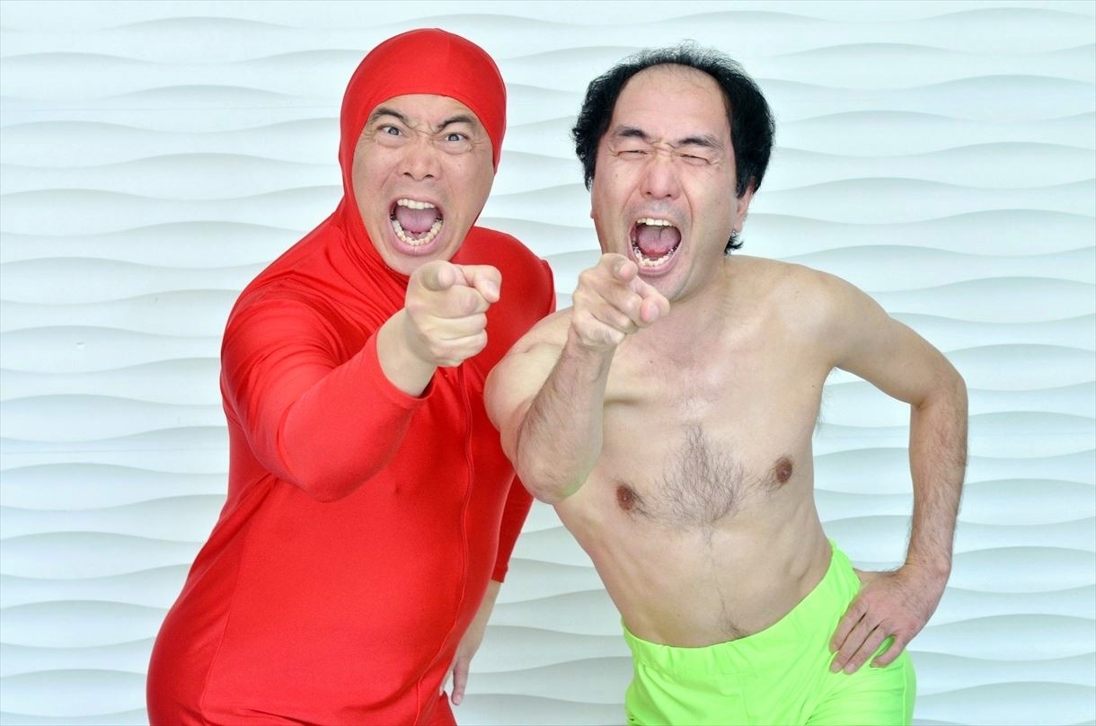 DVD「がんばれ！エガちゃんピン5 アルティメット」に出演する江頭2:50（右）と、寺田体育の日（左）。