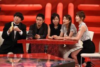 バナナマン日村（左端）と、ドラマ「家族狩り」チーム。(c)TBS