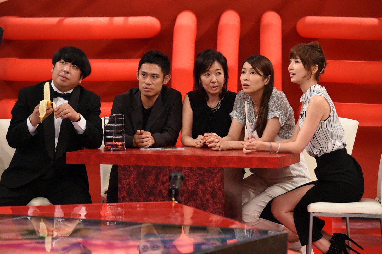 バナナマン日村（左端）と、ドラマ「家族狩り」チーム。(c)TBS