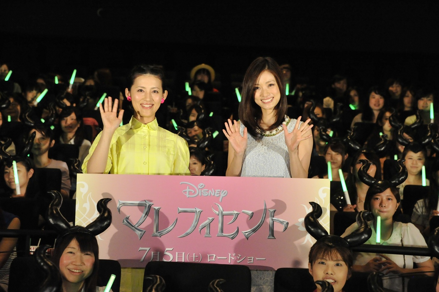 映画「マレフィセント」日本語版の完成披露試写会に登壇した（左から）福田彩乃、上戸彩。(c)2014 Disney Enterprises, Inc. All rights reserved.
