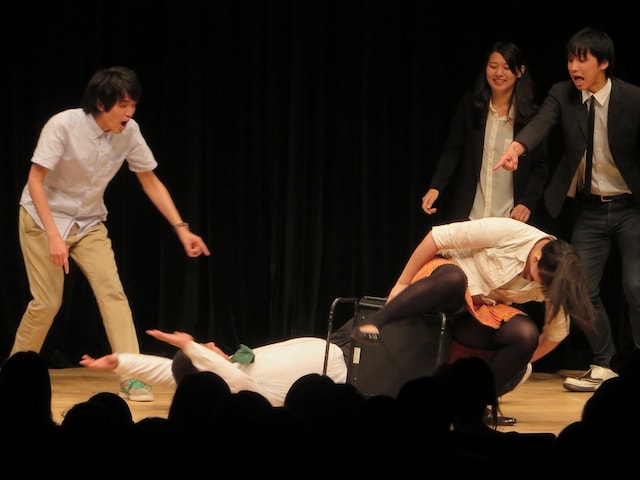 「単独祭直前緊急 単独告知祭」で椅子を強奪した瞬間のかぎしっぽ・れおてぃ。