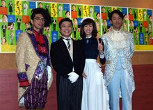 M&Oplaysプロデュース「鎌塚氏、振り下ろす」に出演する（左から）片桐仁、三宅弘城、ともさかりえ、北村有起哉。