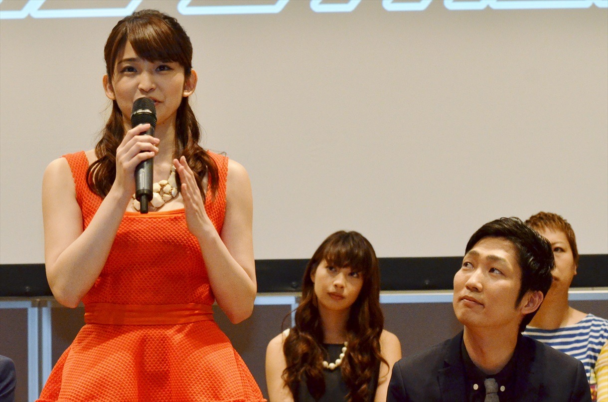 岡本玲（手前左）と、NON STYLE石田（手前右）。
