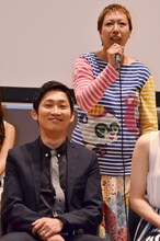 カーニバル・ゆきえ（後方）と、NON STYLE石田（手前）。