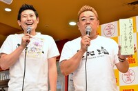 マギー審司（左）への願いを語るサンドウィッチマン伊達（右）。