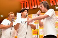 狩野英孝（右）への願いを語るサンドウィッチマン富澤（中央）。