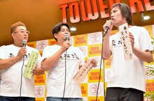 サンドウィッチマン伊達（左）への願いを語る狩野英孝（右）。