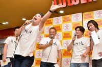 締めのギャグを披露するトミドコロ（手前）。