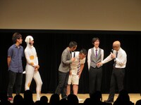 蟹パーティー鈴木にハゲを相談されて「M（字ハゲ）でしょ？ 全然赤子だよ」と相手にしない岩崎。