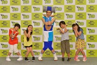 小島よしお（中央）と、子供たち。(c)Disney