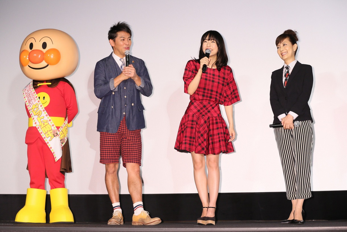 映画「それいけ！アンパンマン りんごぼうやとみんなの願い」初日舞台の様子。