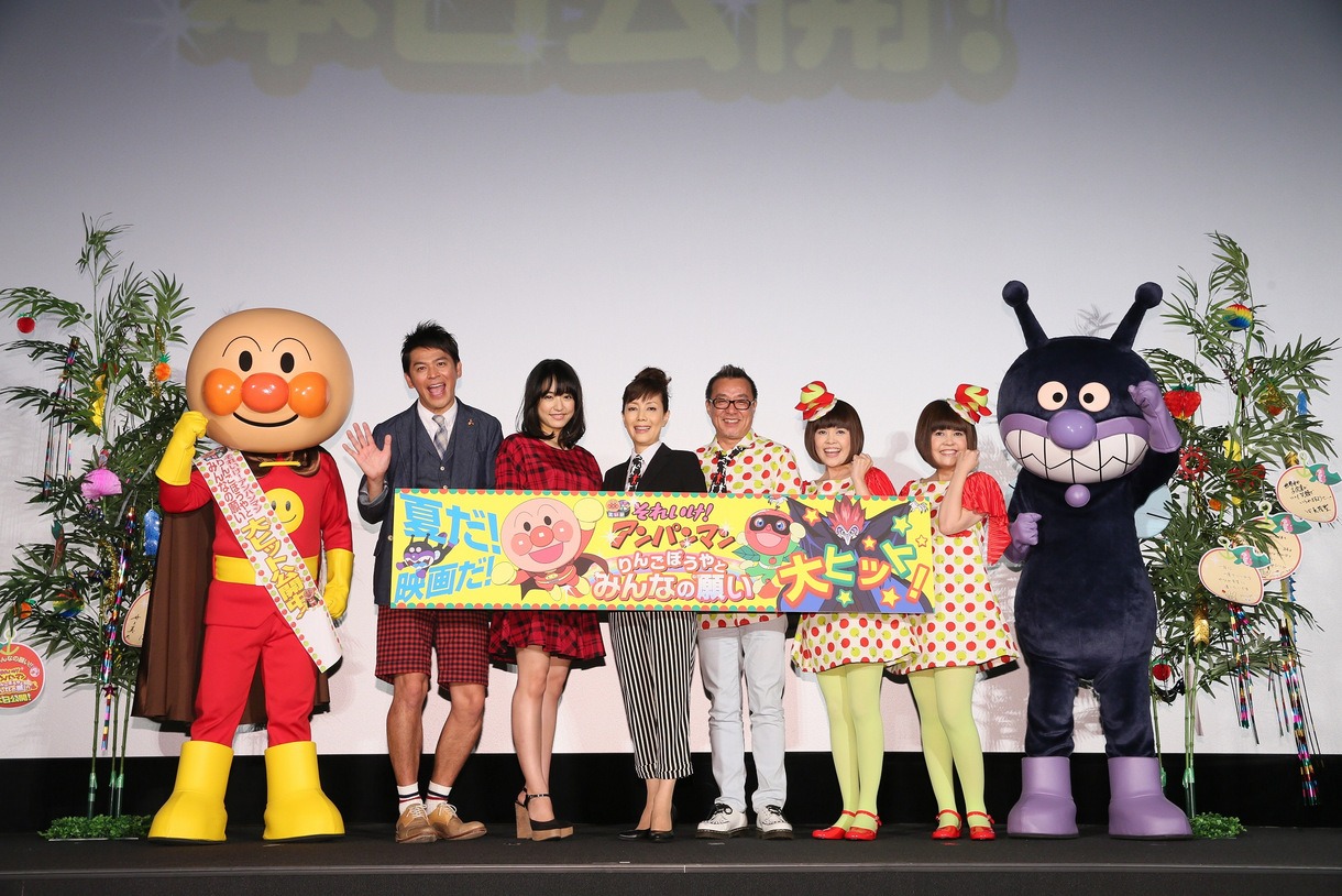 映画「それいけ！アンパンマン りんごぼうやとみんなの願い」初日舞台の様子。