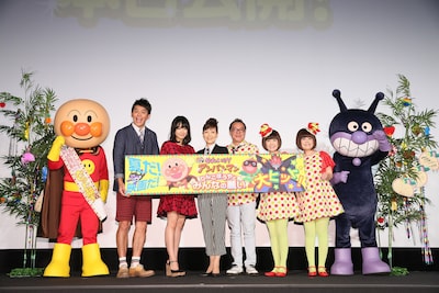 映画「それいけ！アンパンマン りんごぼうやとみんなの願い」初日舞台に登壇したますだおかだ岡田（左から2人目）。