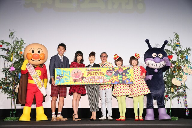 映画「それいけ！アンパンマン りんごぼうやとみんなの願い」初日舞台に登壇したますだおかだ岡田（左から2人目）。