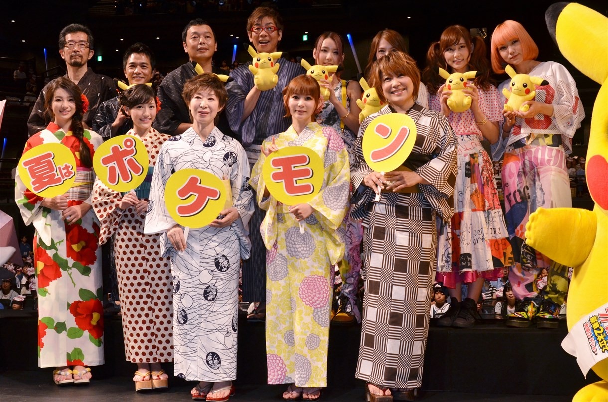 舞台挨拶の出演者が揃ったフォトセッションの様子。