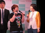 ハリセンボン。なぜかマイクを2本持たされた近藤を芸人たちは「1人記者会見」と揶揄。