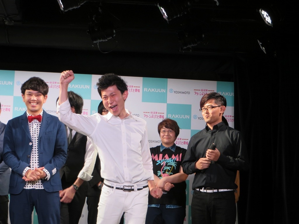 新・沼津市住みます芸人のヌマンズ。急な植竹の挨拶に、このあと吉村のツッコミが飛ぶ。