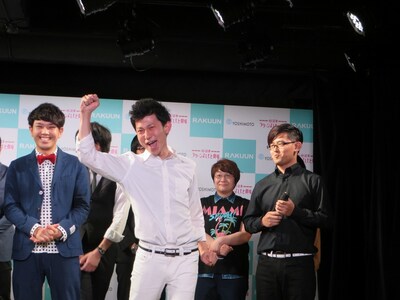 新・沼津市住みます芸人のヌマンズ。急な植竹の挨拶に、このあと吉村のツッコミが飛ぶ。