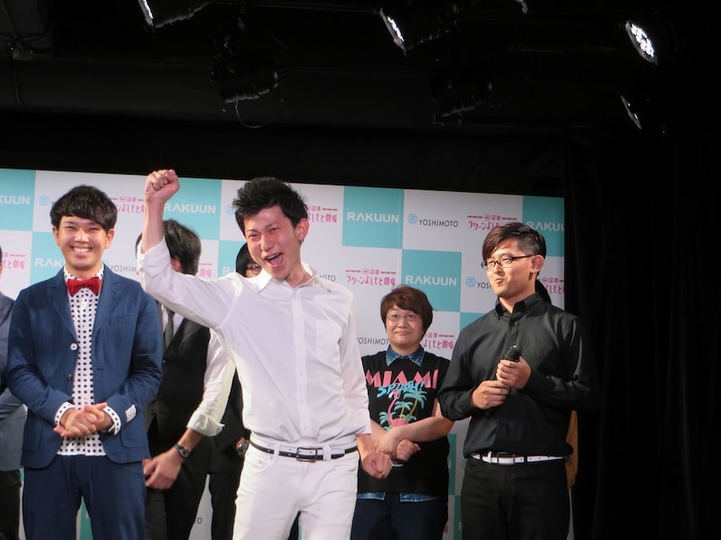 新・沼津市住みます芸人のヌマンズ。急な植竹の挨拶に、このあと吉村のツッコミが飛ぶ。