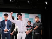 新・沼津市住みます芸人のヌマンズ。急な植竹の挨拶に、このあと吉村のツッコミが飛ぶ。