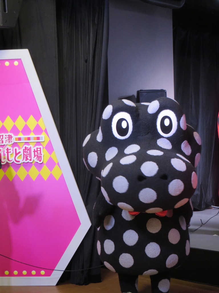 会見を引っかき回した小平市のゆるキャラ・クロコダイラ。声は入江そっくり。