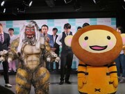 芸人たちがもっとも食いついたゆるキャラ、ぬえ左衛門(右)と、先代スーパーリアルぬえ君(左)。