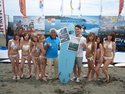 水着の女性に囲まれるて写真撮影に応じるインスタントジョンソン・スギ。（右から4人目）。