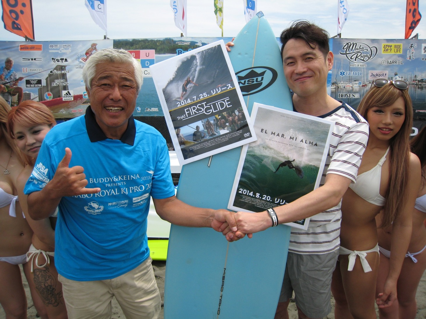 インスタントジョンソン・スギ。（右）と、大会の主催者で伝説のサーファーとも呼ばれるMABO（左）。