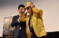 「くるりんぱ」を披露する、ダチョウ倶楽部・上島（右）。