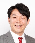 「PS4『FIFA14』でワールドカップごっこ！」の第2弾「運命のファイナル」編MCのペナルティ・ヒデ。