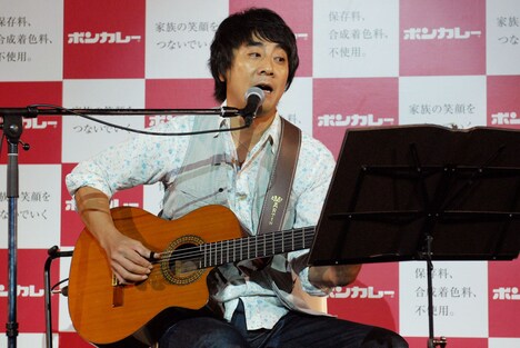 「うたたね ボンカレーVer.」を披露する山崎まさよし。