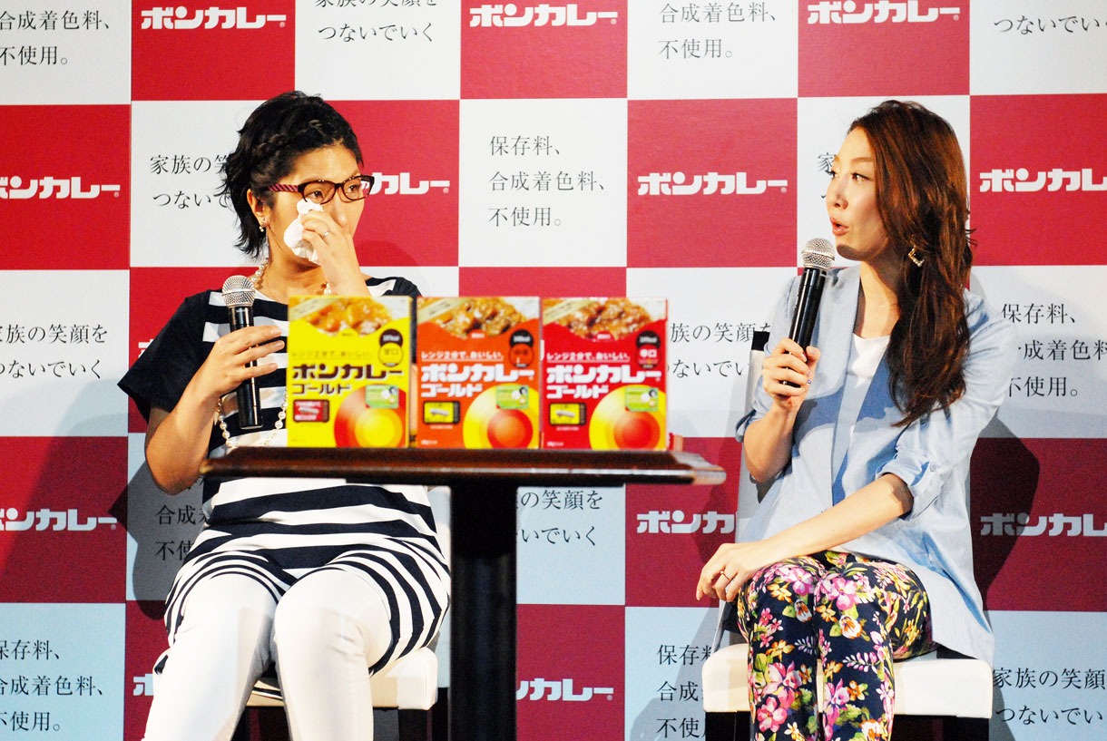 山崎まさよしが披露した「うたたね ボンカレーVer.」に涙するくわばた（左）。