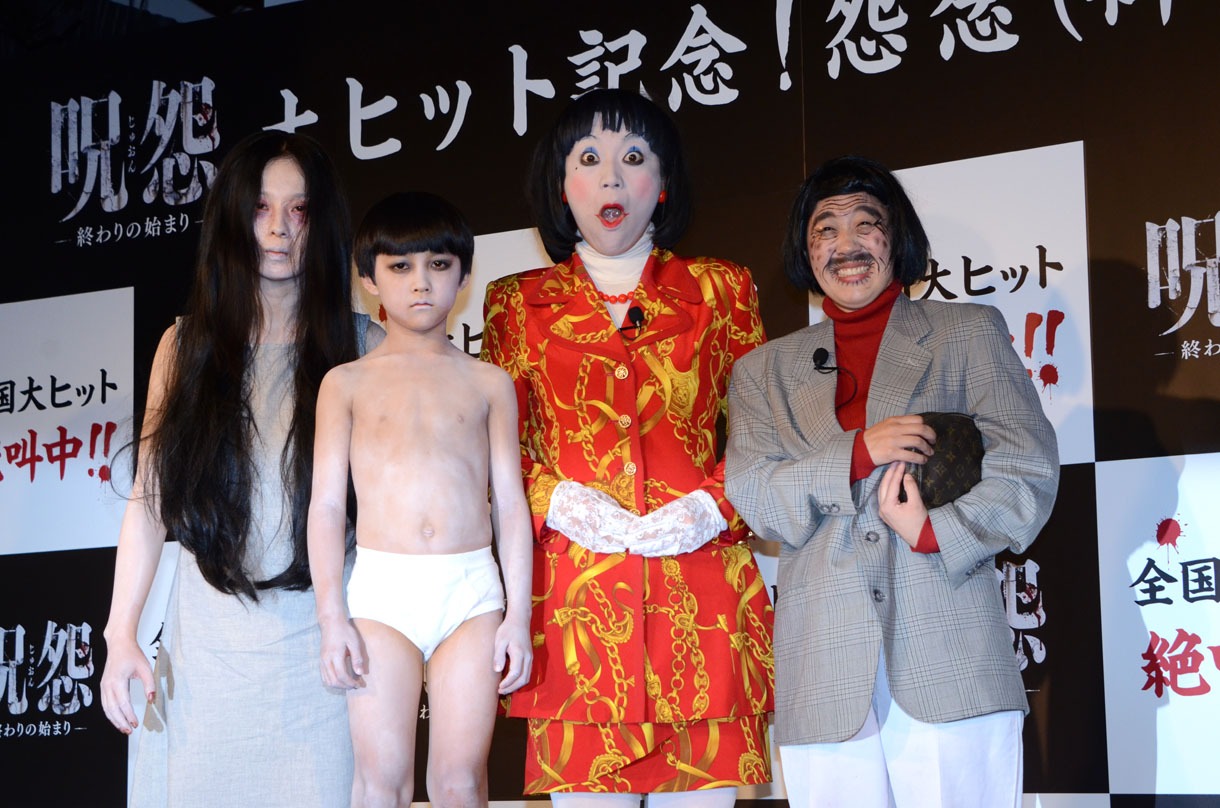 映画「呪怨 -終わりの始まり-」のヒット記念イベントに出演した日本エレキテル連合（右から2人）。