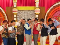 新番組「今週のスポットライト」に出演するウーマンラッシュアワー、ハマカーン、ジャングルポケット（右から）。