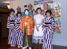 志村けん一座 第9回公演「志村魂～『一姫二太郎三かぼちゃ』～」に出演する（前列左から）池田夏希、磯山さやか、志村けん、いしのようこ、みひろ。（後列左から）ダチョウ倶楽部、桑野信義。