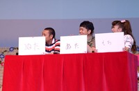 「ピューロのうわさ100」に関するクイズに挑戦した千鳥と安西ひろこ。