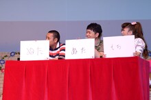 「ピューロのうわさ100」に関するクイズに挑戦した千鳥と安西ひろこ。