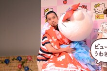 キティにハグされる大悟。