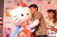 キティにハグされるノブ小池。