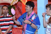 わたあめ作りに挑戦したノブ小池（中央）。