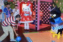 バッドばつ丸とボウリングで遊ぶ大悟。