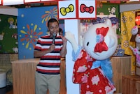 キティと触れ合う大悟。