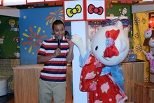 キティと触れ合う大悟。