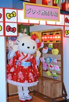 売り場に立つキティ。