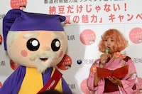 茨城県マスコットキャラクターのハッスル黄門（左）と、ご当地キャスターのちゃんみよ（右）。