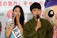 左から、2014ミス・ユニバース・ジャパン茨城の堀尾梨奈、ピース綾部。